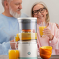 Utilisateurs heureux préparant du jus avec le presse-agrumes