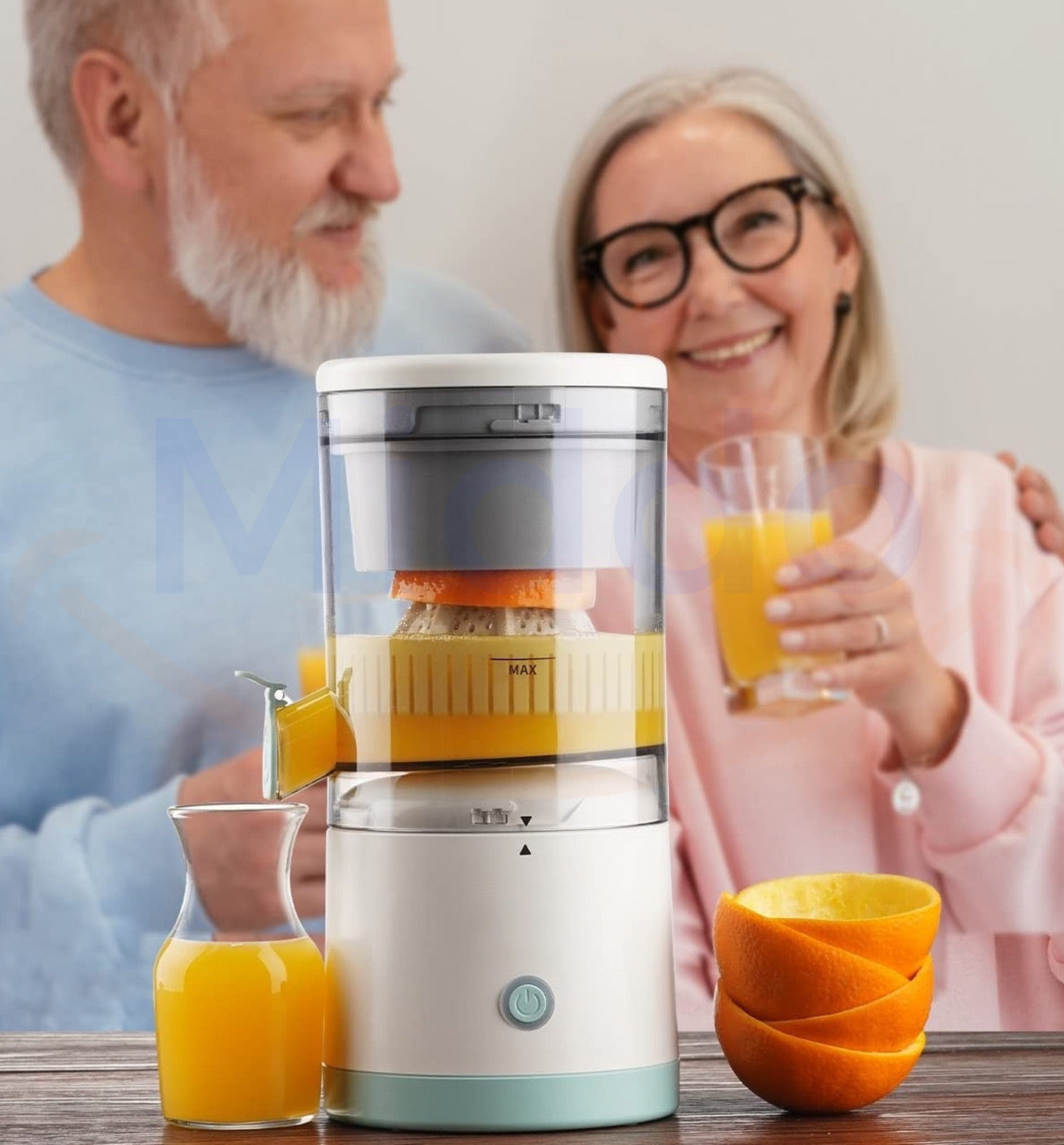 Utilisateurs heureux préparant du jus avec le presse-agrumes