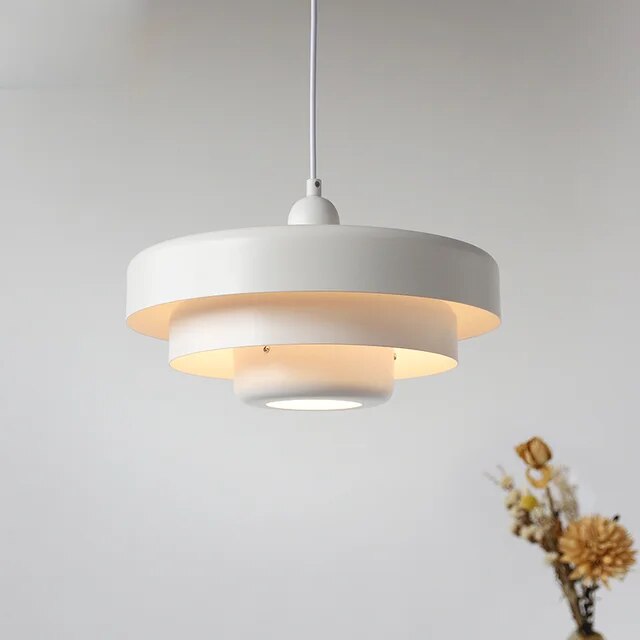 Lampe suspendue orange avec design nordique moderne
