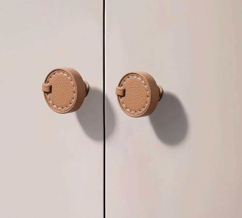 Bouton de meuble en cuir marron, vue latérale