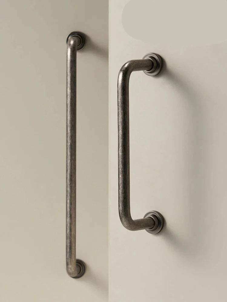 Poignée en laiton gris béton sur fond blanc