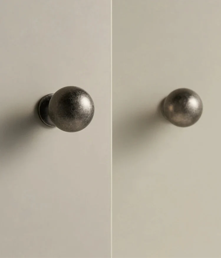 Vue latérale de la poignée pour tiroir en laiton