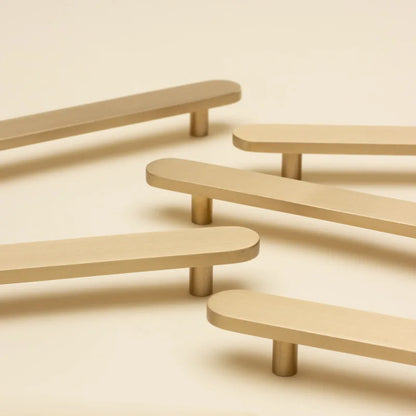 Détail de la courbure et du design de la poignée dorée