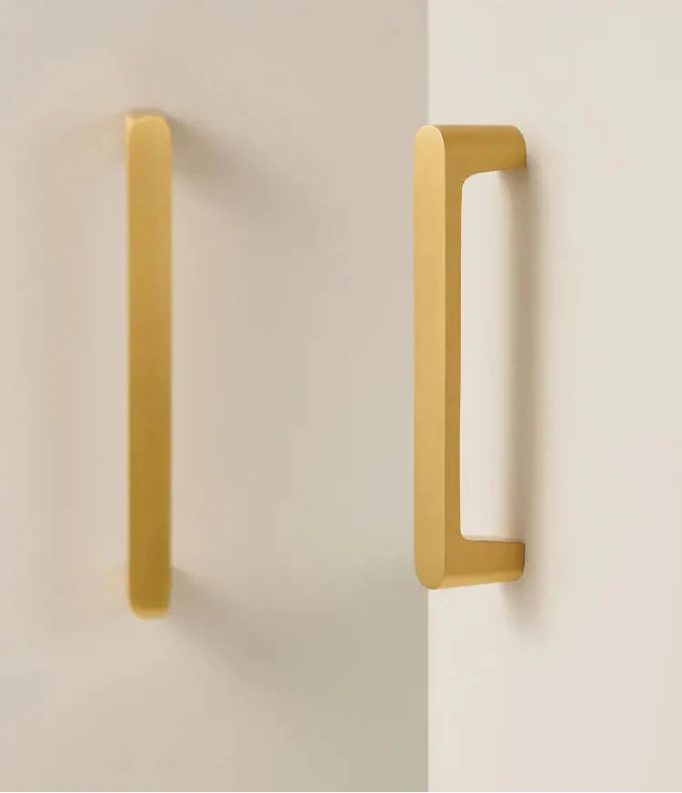 Poignée en laiton brossé sur fond blanc