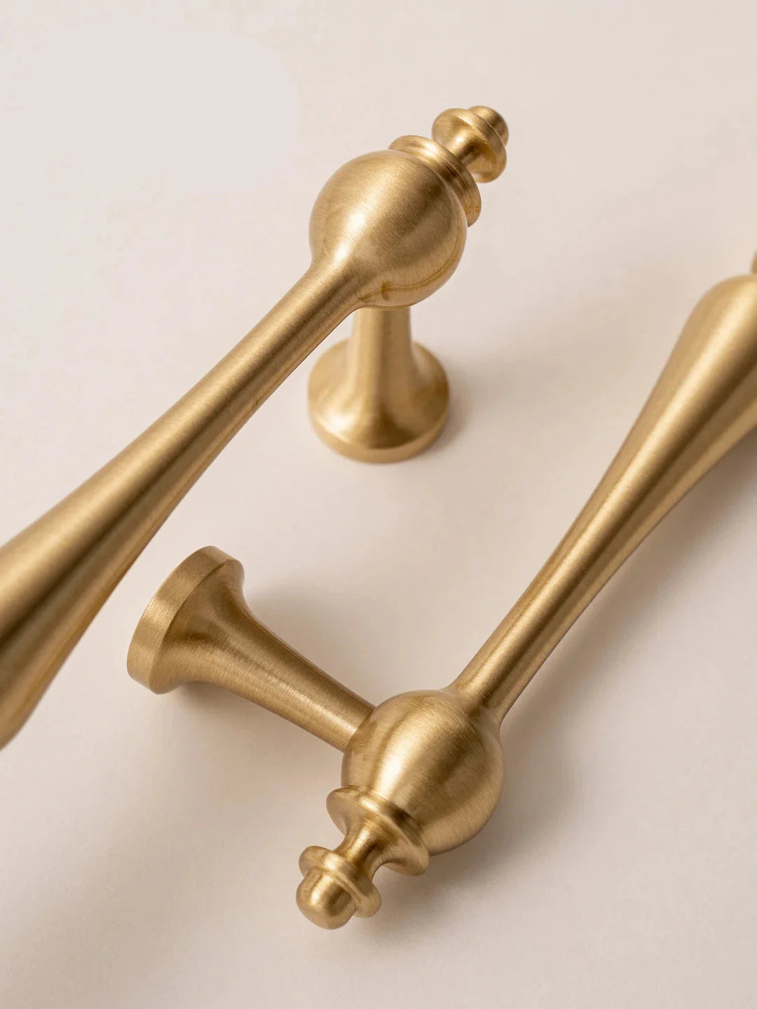 Poignée de meuble en laiton or brossé vue de face