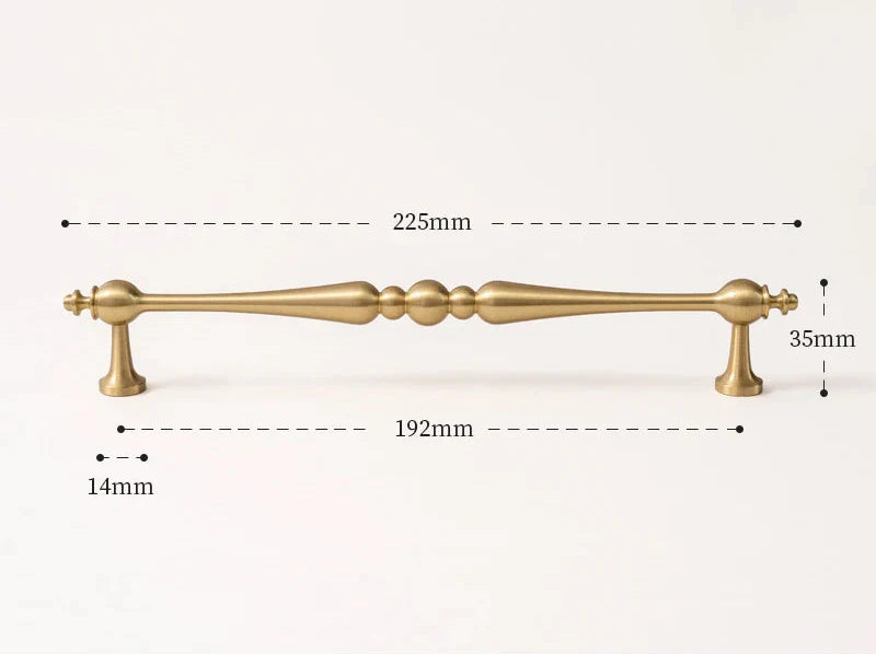 Poignée de meuble or brossé en contexte décoratif