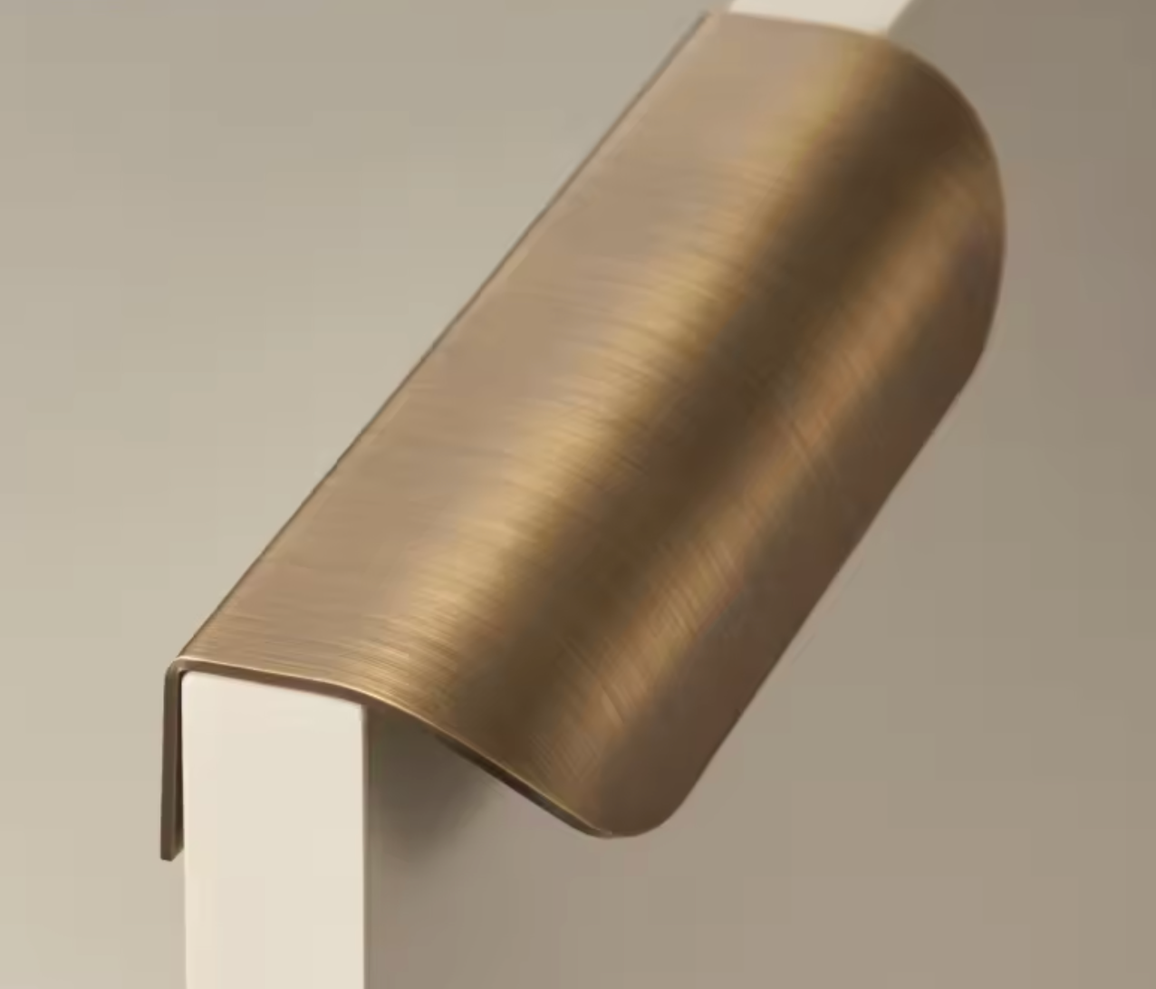 Poignée de meuble en laiton bronze brossé sur fond blanc