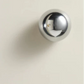 Poignée de meuble en chrome vue de face sur fond blanc