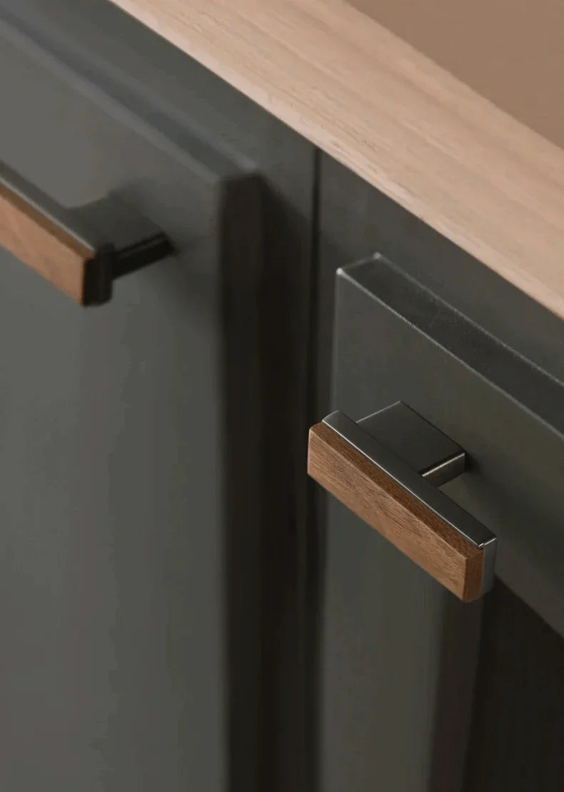 Poignée de meuble en bois et laiton, design élégant