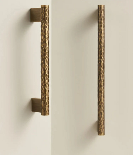 Poignée de meuble en laiton bronze martelé vue de face