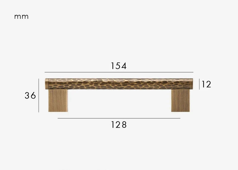 Détail de la finition martelée sur la poignée en laiton