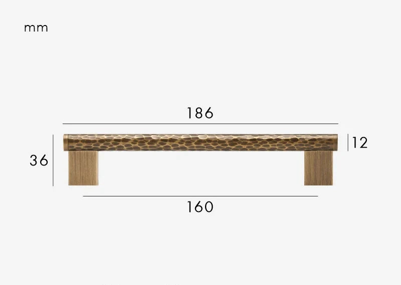 Poignée bronze martelé installée sur une porte de placard