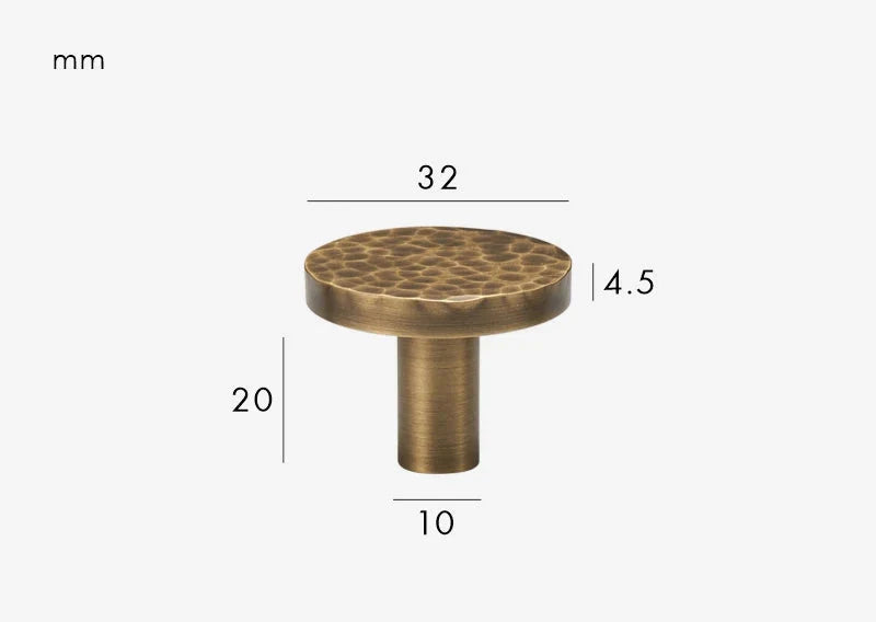 Poignée de meuble bronze avec finition martelée, gros plan
