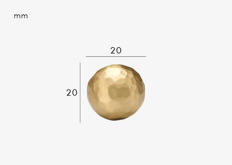 Gros plan sur la texture martelée du laiton doré