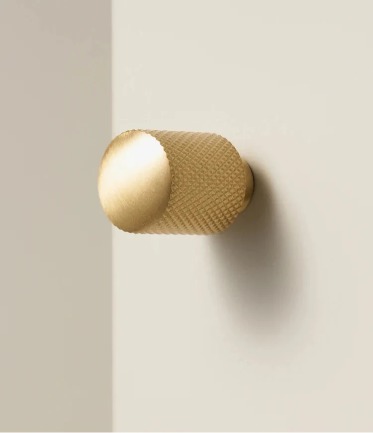 Vue rapprochée d'une poignée martelée, texture artisanale