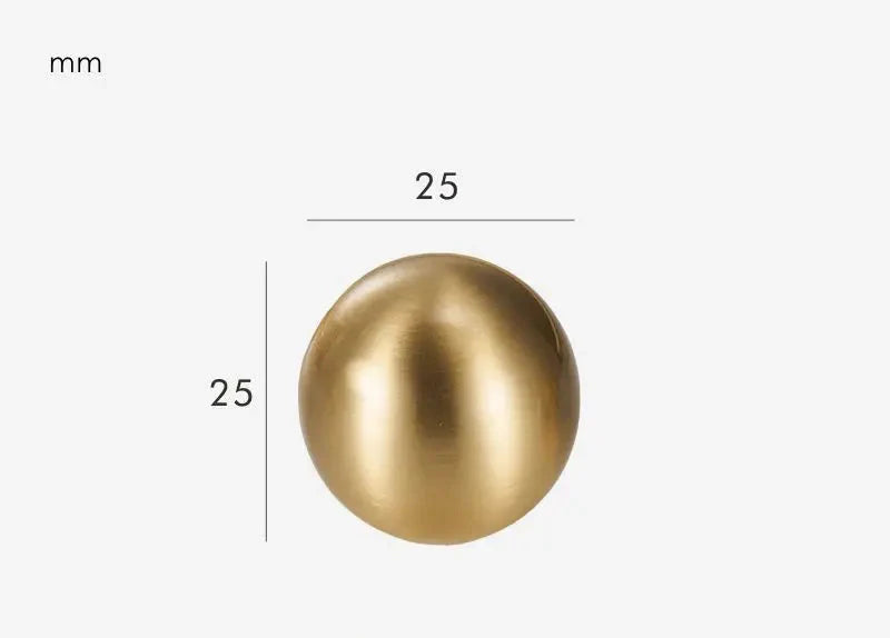 Poignée or brossé installée sur une armoire en bois