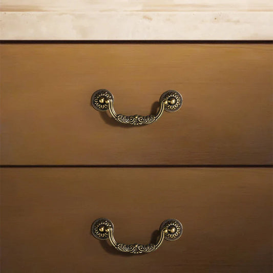 Vue rapprochée d'une poignée de meuble en laiton bronze