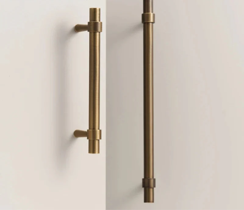 Gros plan sur la texture lisse de la poignée bronze