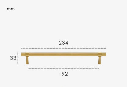 Vue rapprochée d'une poignée minimaliste en or brossé