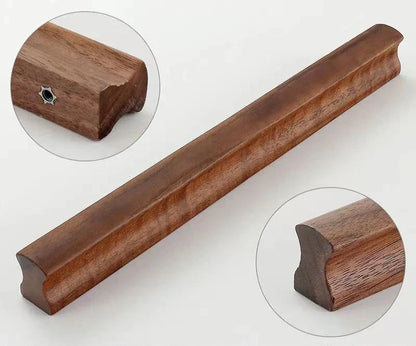 Gros plan sur la texture du bois de la poignée