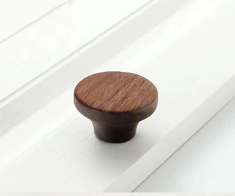 Poignée de meuble en noyer installée sur un tiroir