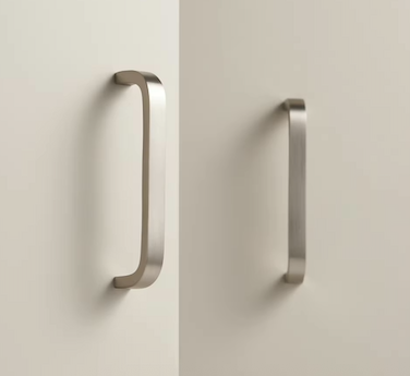Détail de la texture brossée sur une poignée en laiton