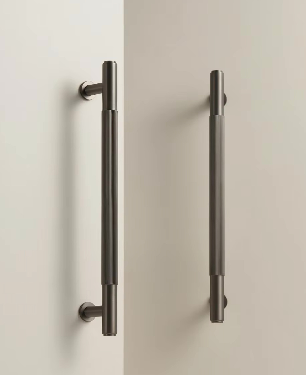 Vue latérale d'une poignée en laiton gris anthracite