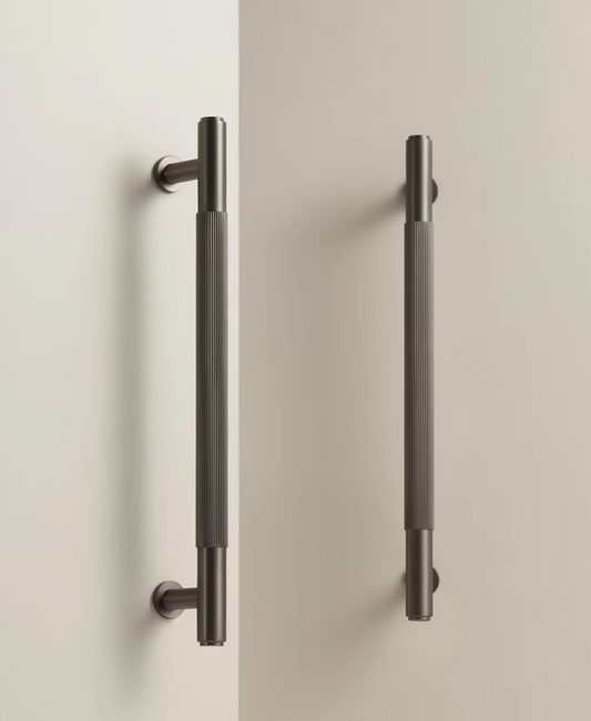 Vue latérale d'une poignée en laiton gris anthracite