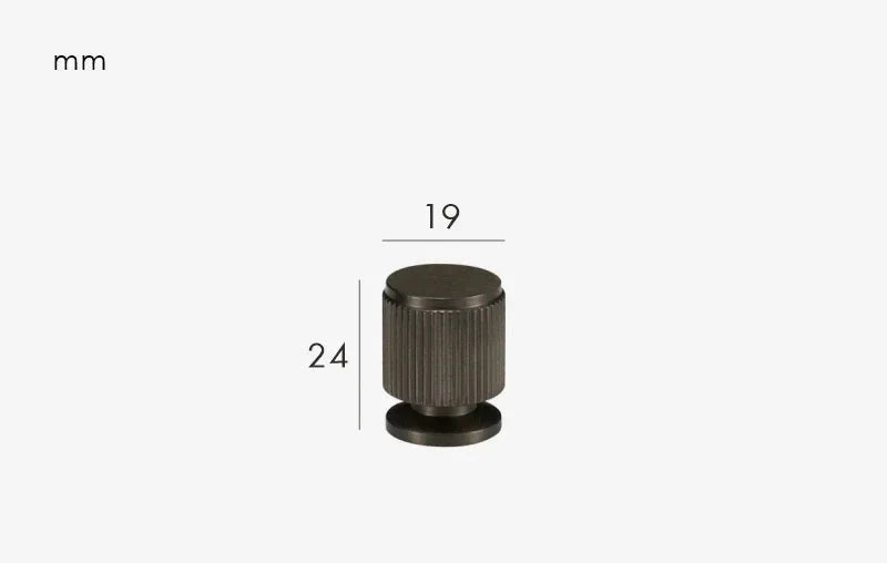 Poignée de meuble gris anthracite montée sur un tiroir