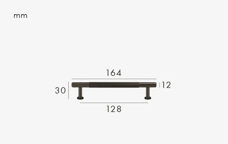 Poignée en laiton gris anthracite installée sur une armoire