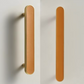 Gros plan sur la texture du cuir orange foncé et laiton