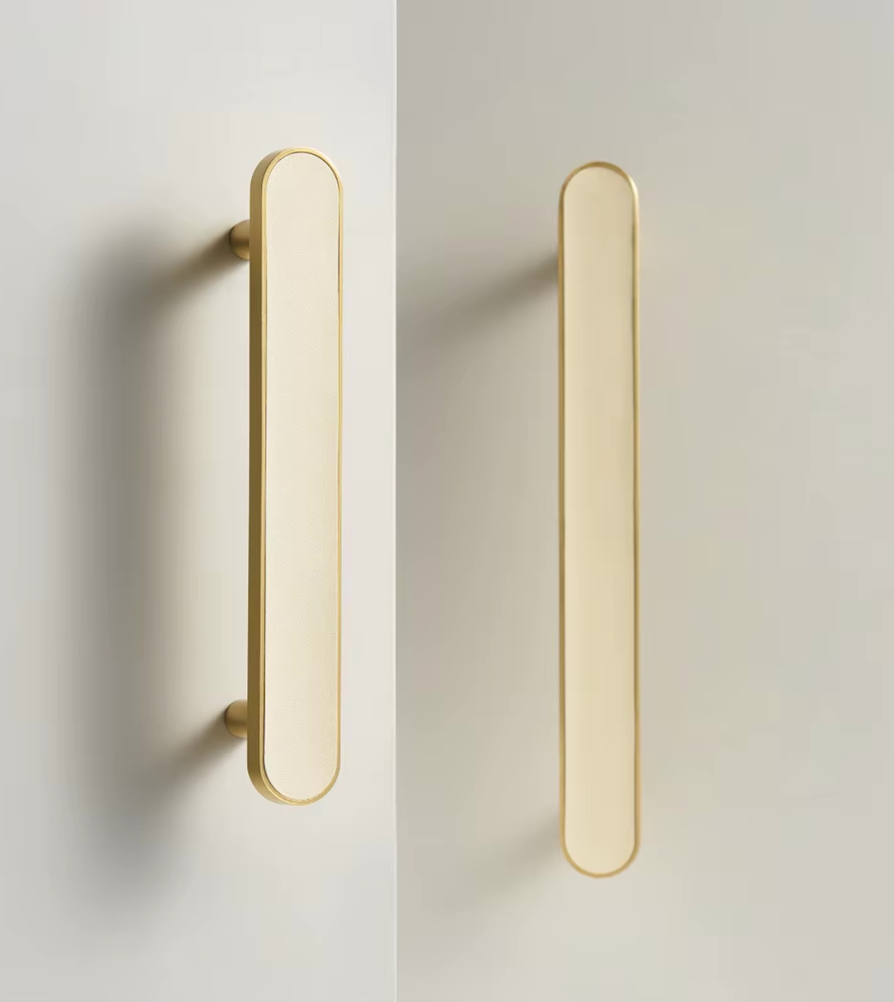 Détail de la texture cuir crème sur la poignée en laiton