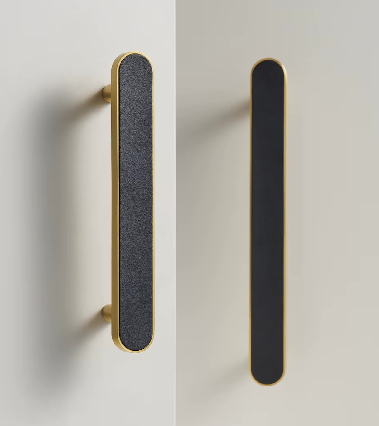 Détail de la texture du cuir noir sur la poignée dorée