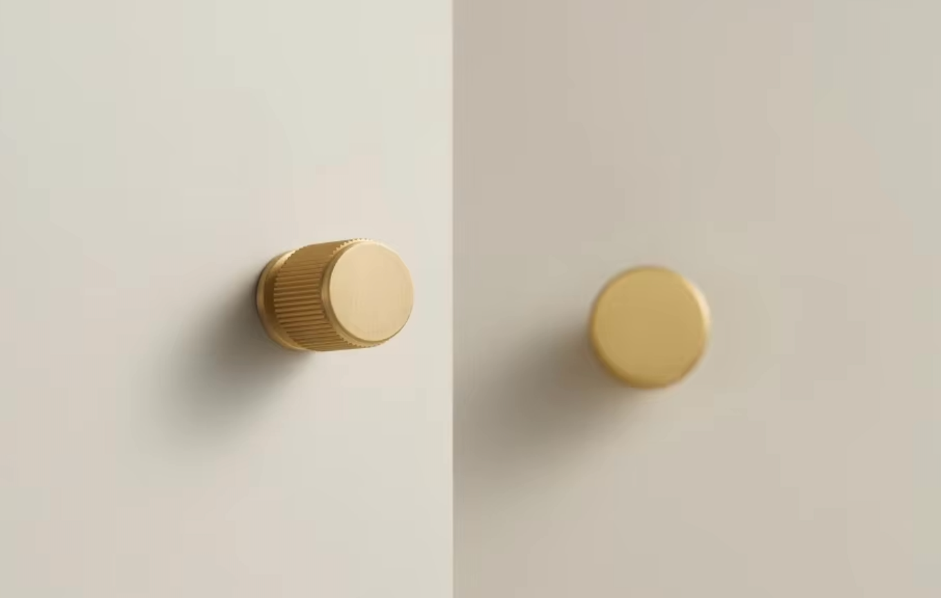 Vue rapprochée d'une poignée de meuble or brossé