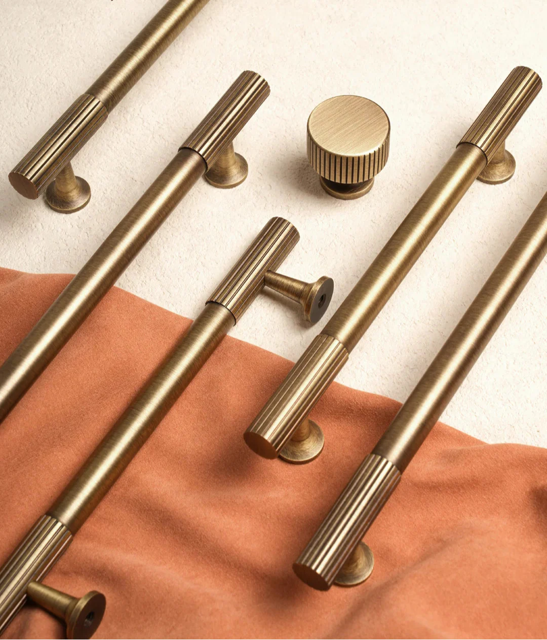 Vue rapprochée d'une poignée de meuble en laiton antique