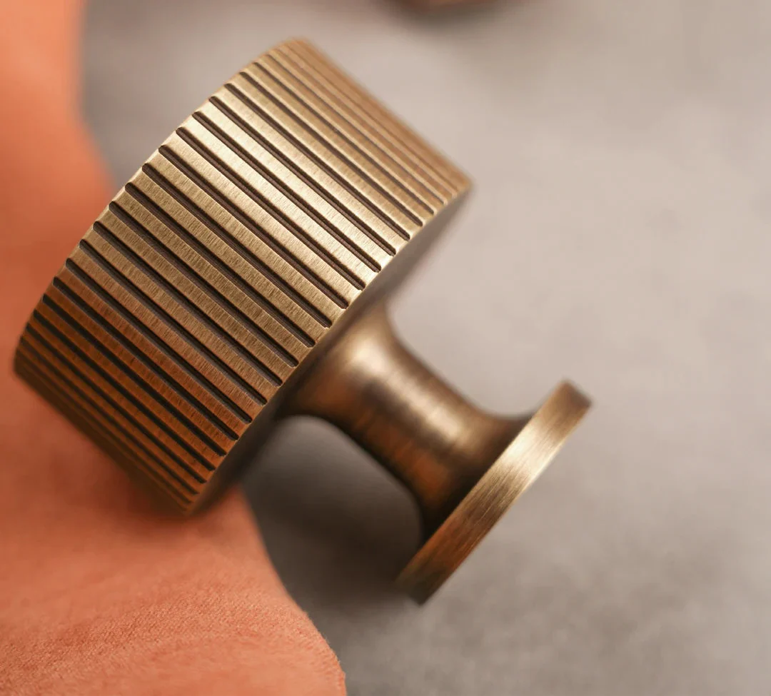 Poignée en laiton bronze installée sur un tiroir en bois