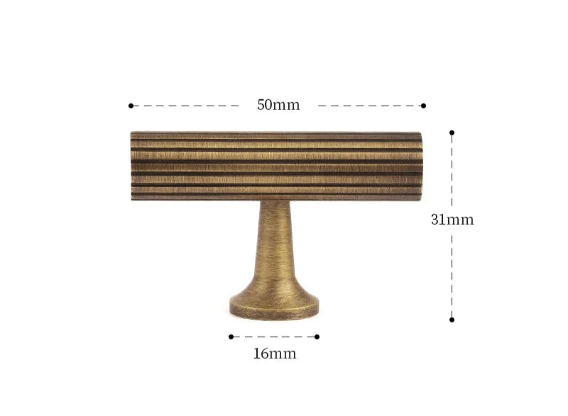 Gros plan sur une poignée de meuble en laiton brossé