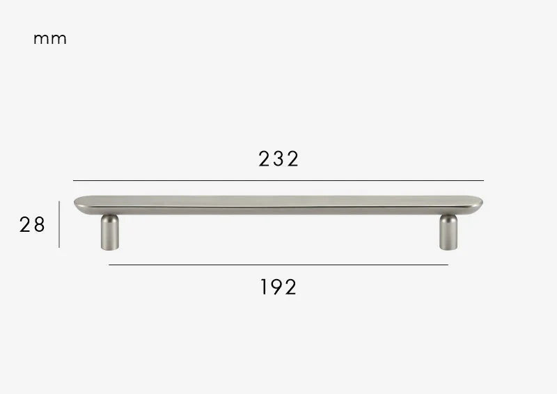 Finition chic de la poignée gris inox sur armoire