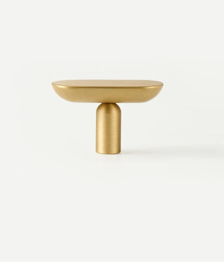 Vue rapprochée d'une poignée de meuble élégante