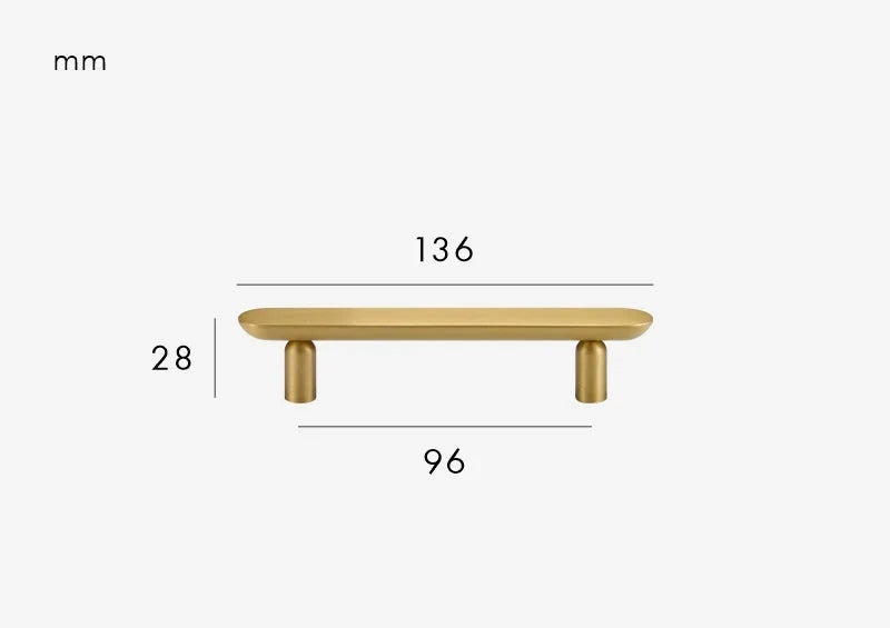 Poignée de meuble or brossé installée sur armoire