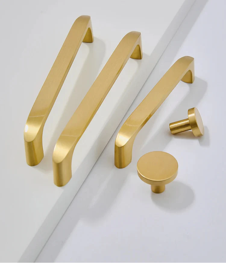 Vue latérale de la poignée or satiné pour meuble