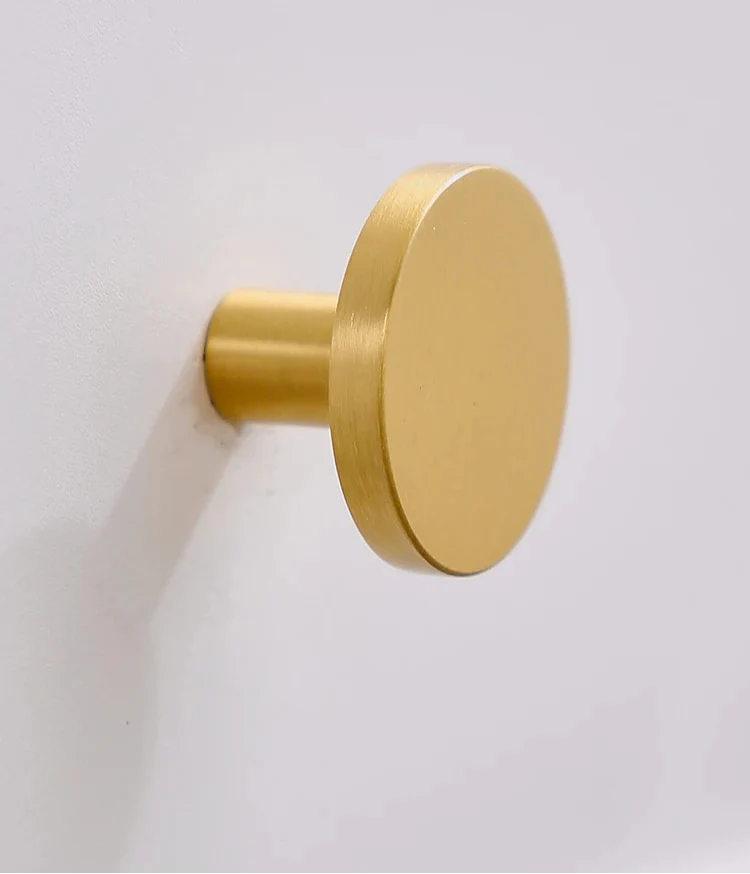 Détail du design élégant de la poignée en laiton