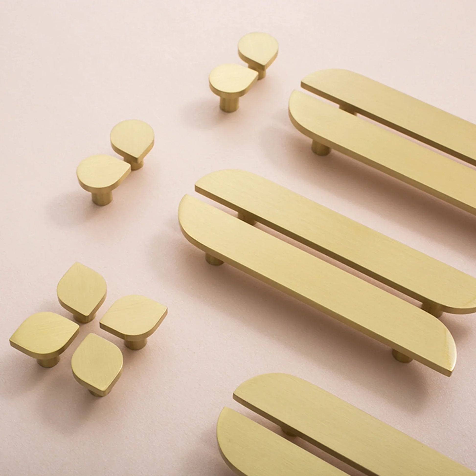 Vue rapprochée d'une poignée en or brossé