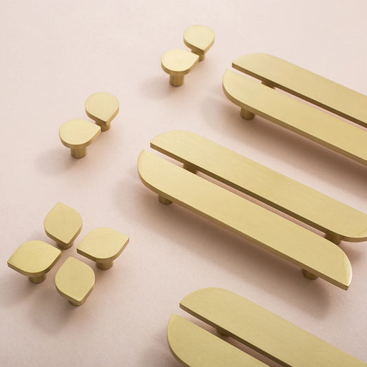 Vue rapprochée d'une poignée en or brossé