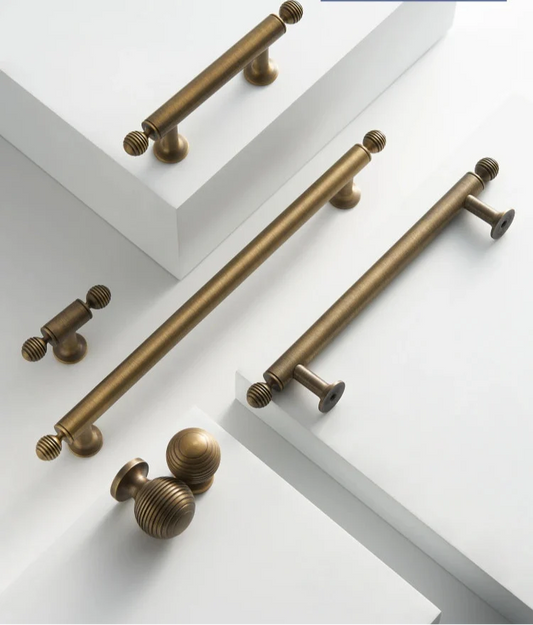 Vue rapprochée d'une poignée de meuble effet bronze vieilli