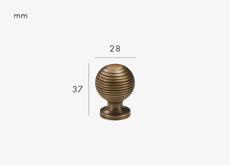 Détail d'une poignée de meuble avec texture bronze antique