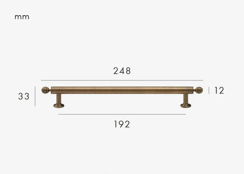 Détail d'une poignée de meuble en laiton, style rétro