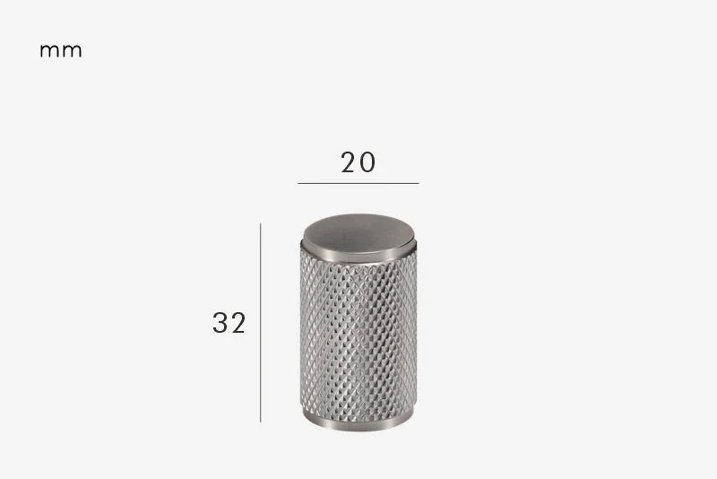 Détail du design incurvé de la poignée argentée
