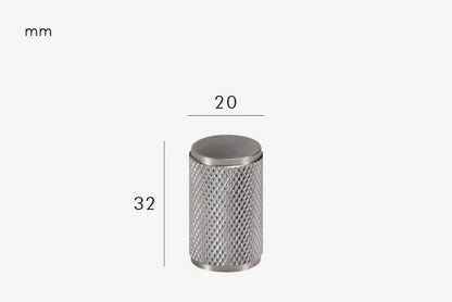 Détail du design incurvé de la poignée argentée
