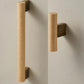 Poignée en bois d'hêtre et bronze brossé sur fond blanc